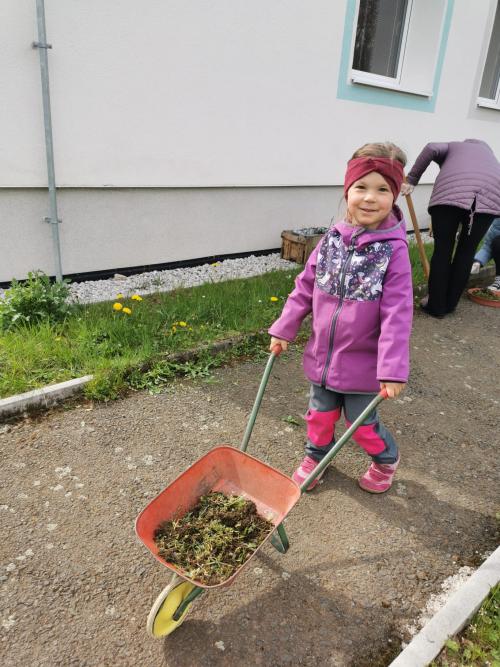 Odpoledne s rodiči - sázení bylin, údržba zahrady